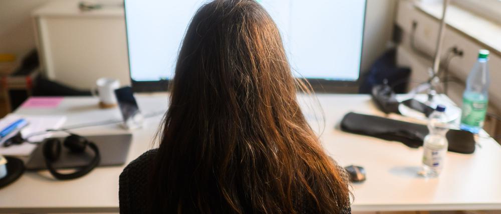 Am Arbeitsplatz sind nach einer neuen Umfrage Jobsicherheit und gutes Gehalt für viele Menschen weit wichtiger als Zusatzleistungen der Firma oder die Sinnhaftigkeit der Arbeit. (Symbolbild)