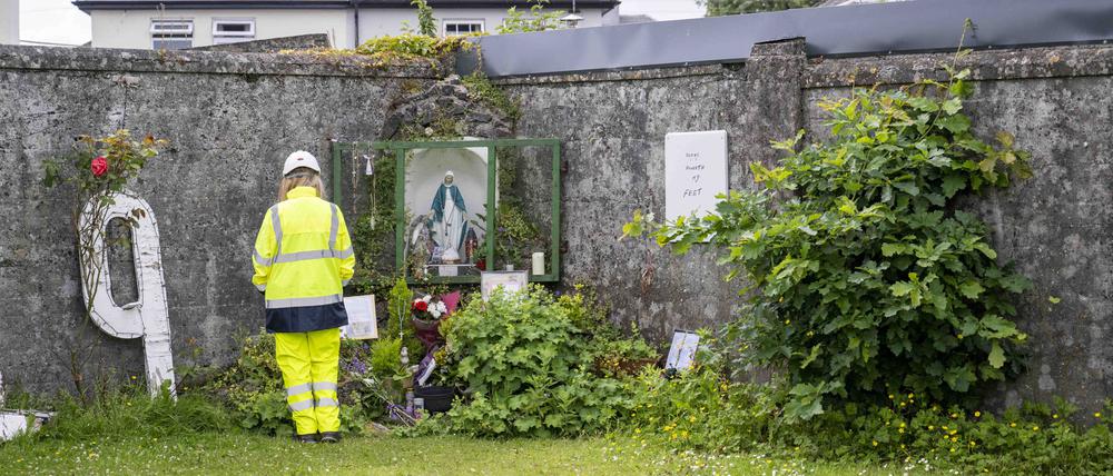 In Irland hat die Suche nach fast 800 Baby- und Kinderleichen begonnen.