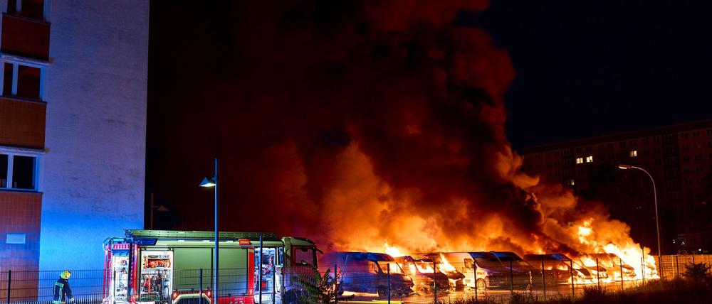Fast 100 Einsatzkräfte sind bei der Brandbekämpfung zum Einsatz gekommen. 
