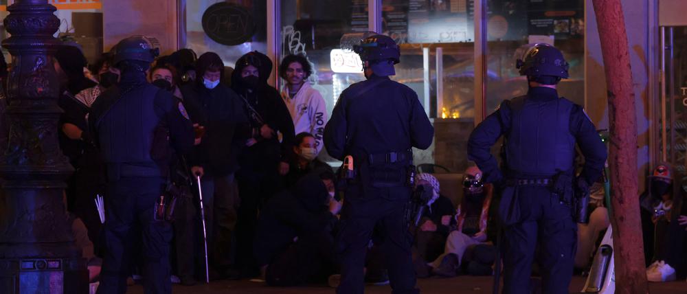 09.06.2025, USA, San Francisco: Polizeibeamte aus San Francisco konfrontieren Personen auf der Market Street, die verdächtigt werden, nach einer Demonstration in San Francisco gegen Verhaftungen und Abschiebungen durch die US-Einwanderungs- und Zollbehörde im ganzen Land und in Kalifornien Geschäfte verwüstet zu haben.