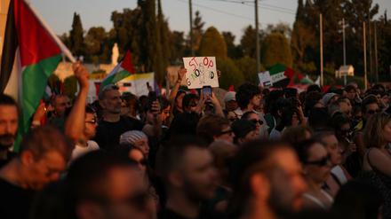 Pro-palästinensische Demonstranten versammeln sich vor dem griechischen Parlament, um gegen die Blockade Israels zu protestieren, die Hilfslieferungen nach Gaza verhindert, und um die Initiative „Global March to Gaza” zu unterstützen, in Athen, Griechenland, am 15. Juni 2025.