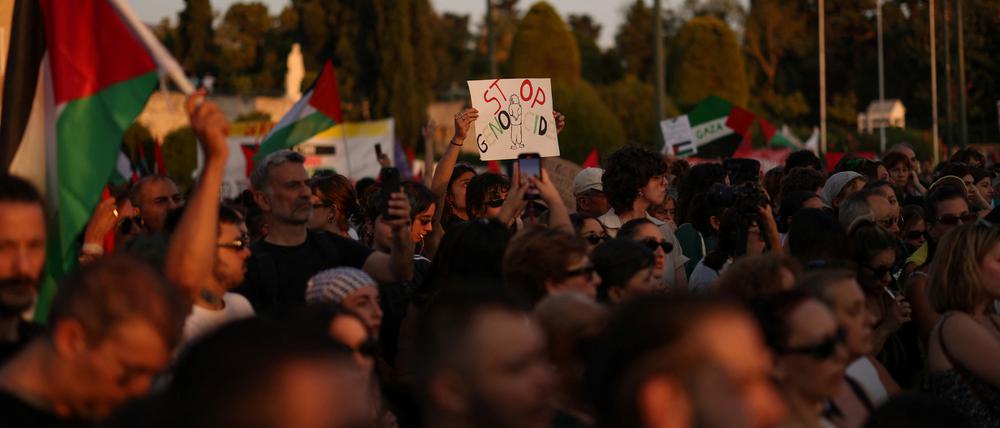 Pro-palästinensische Demonstranten versammeln sich vor dem griechischen Parlament, um gegen die Blockade Israels zu protestieren, die Hilfslieferungen nach Gaza verhindert, und um die Initiative „Global March to Gaza” zu unterstützen, in Athen, Griechenland, am 15. Juni 2025.