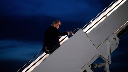 Frühzeitige Abreise: US-Präsident Donald Trump besteigt im kanadischen Calgary die Air Force One.