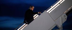 Frühzeitige Abreise: US-Präsident Donald Trump besteigt im kanadischen Calgary die Air Force One.