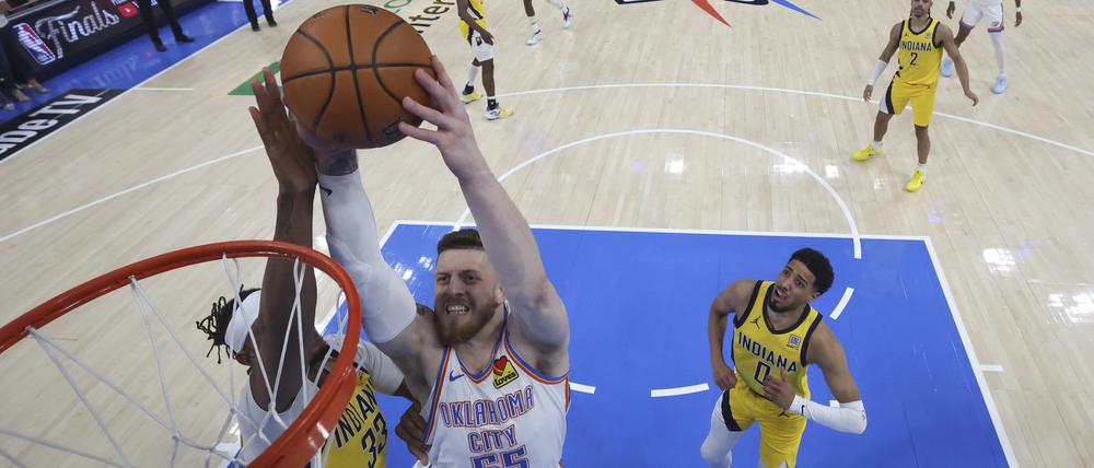 Isaiah Hartenstein (55) zeigt seine Athletik beim Dunk gegen Myles Turner (33).