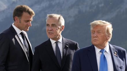 Der französische Präsident Emmanuel Macron, der kanadische Premierminister Mark Carney und US-Präsident Donald Trump kommen zum Familienfoto während des G7-Gipfels.
