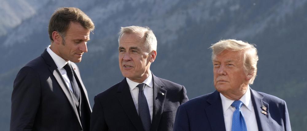 Der französische Präsident Emmanuel Macron, der kanadische Premierminister Mark Carney und US-Präsident Donald Trump kommen zum Familienfoto während des G7-Gipfels.