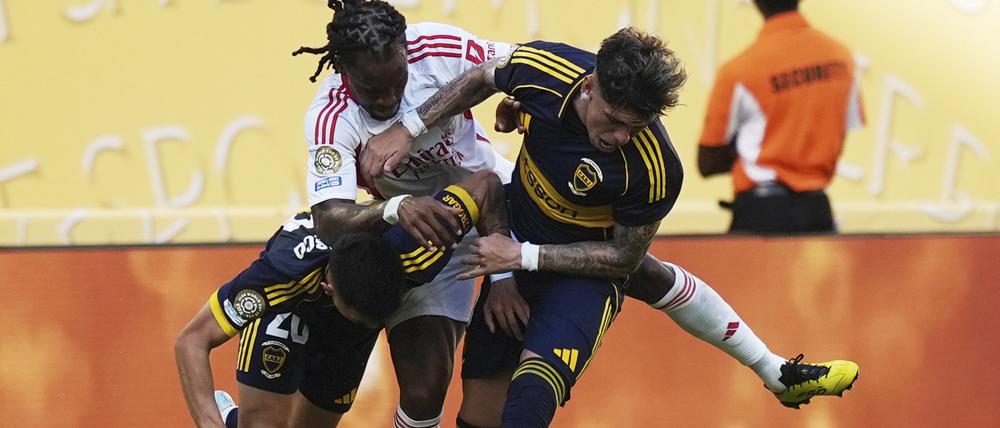 Harte Zweikämpfe standen im Duell der Boca Juniors mit Benfica Lissabon auf der Tagesordnung.