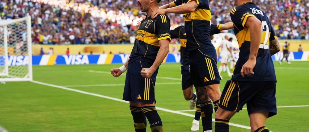 Rodrigo Battaglia (l) jubelt nach seinem Treffer für die Boca Juniors.