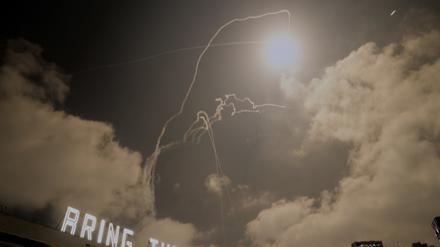 15.06.2025, Israel, Tel Aviv: Eine vom Iran abgefeuerte Rakete wird vom israelischen Luftabwehrsystem über Tel Aviv abgefangen.