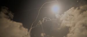 15.06.2025, Israel, Tel Aviv: Eine vom Iran abgefeuerte Rakete wird vom israelischen Luftabwehrsystem über Tel Aviv abgefangen.