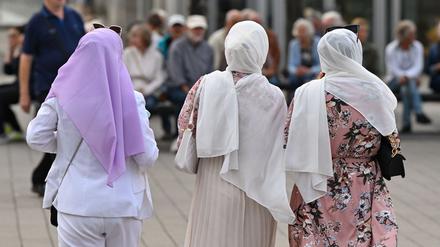 Frauen, die Kopftuch tragen, werden besonders häufig zur Zielscheibe. (Symbolbild)
