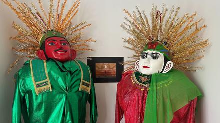 "Haus der Indonesischen Kulturen" - Sie zeigen die traditionellen Instrumente und Kostüme, die bei der Fête de la Musique verwendet werden und das Tempelhofer Postamtgebäude, in dem sich das Kulturhaus befindet. Foto: Alexander Conrad