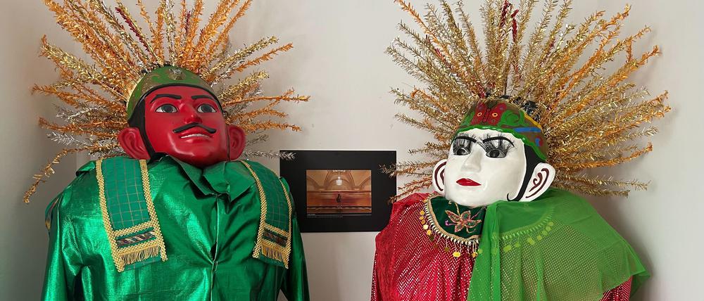 "Haus der Indonesischen Kulturen" - Sie zeigen die traditionellen Instrumente und Kostüme, die bei der Fête de la Musique verwendet werden und das Tempelhofer Postamtgebäude, in dem sich das Kulturhaus befindet. Foto: Alexander Conrad