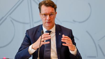 Nordrhein-Westfalens Ministerpräsident Hendrik Wüst (CDU) verlangt angesichts der erwarteten Steuerausfälle für Länder und Kommunen durch das geplante Investitionspaket des Bundes Kompensationen.