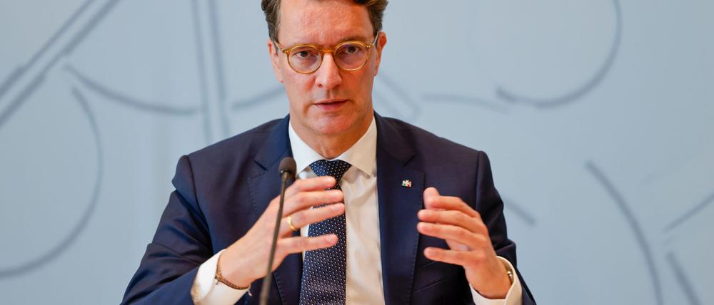 Nordrhein-Westfalens Ministerpräsident Hendrik Wüst (CDU) verlangt angesichts der erwarteten Steuerausfälle für Länder und Kommunen durch das geplante Investitionspaket des Bundes Kompensationen.