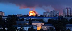 Eine Feuer- und Rauchwolke steigt in den Himmel in der Nähe von Wohnhäusern in Kiew.