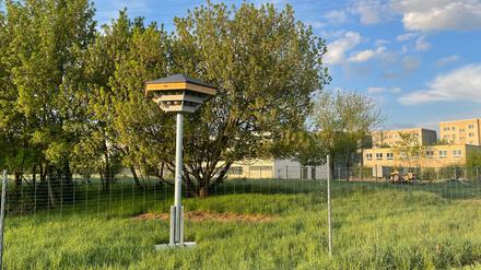Das Bezirksamt Marzahn-Hellersdorf hat mehrere "Wohntürme" für Schwalben und Fledermäuse aufgestellt, unter anderem auf dem Hof der Johann-Julius-Hecker-Schule in Marzahn-Nord, Foto: Bezirksamt Marzahn-Hellersdorf