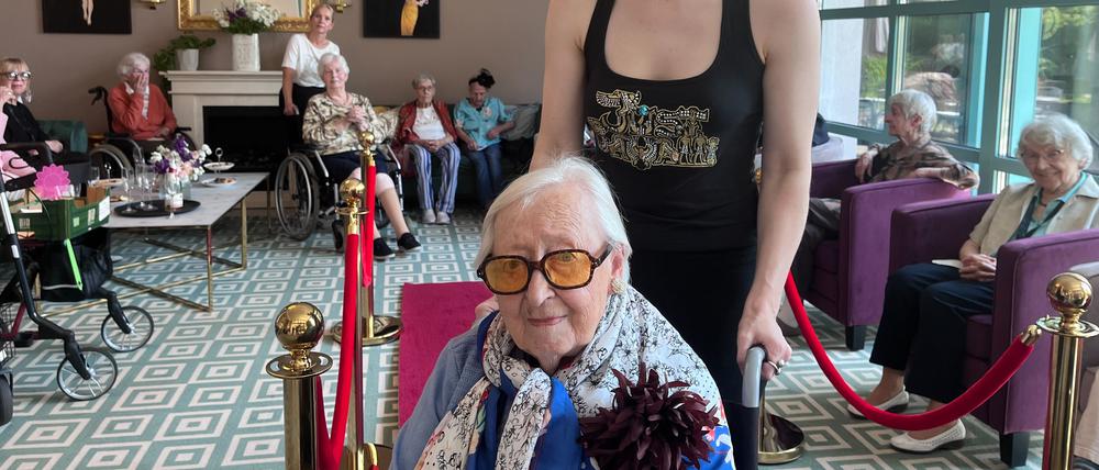Die 91-jährige Hertha Riedel wird von der 24-jährigen Studentin Antonia Mittmann über den Laufsteg geschoben.