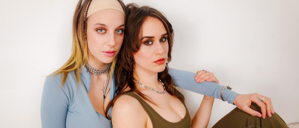 Die Rapperinnen Kat (links) und Nina kamen als Mitbewohnerinnen gemeinsam zur Musik.