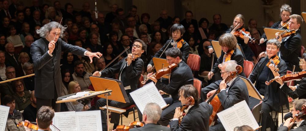 Musiker:innen des Rundfunk-Sinfonieorchesters Berlin mit ihrem Chefdirigenten Vladimir Jurowski.