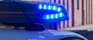 Ein Polizeifahrzeug fährt mit Blaulicht.
