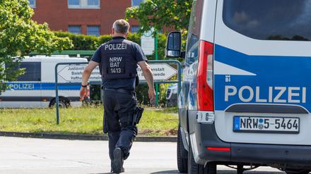 Aus der Justizvollzugsanstalt in Bielefeld-Senne ist ein Straftäter verschwunden.