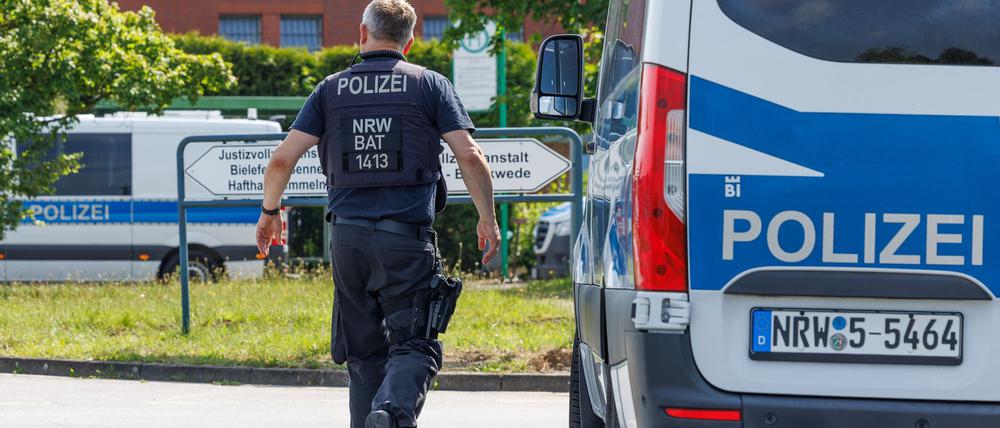 Aus der Justizvollzugsanstalt in Bielefeld-Senne ist ein Straftäter verschwunden.