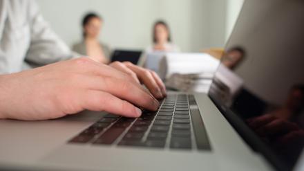 ARCHIV - 03.06.2019, Berlin: Ein Mann tippt einem Büro auf der Tastatur eines Laptops. (zu dpa: «Umfrage: Mehrheit lehnt unbegrenzte tägliche Arbeitszeit ab») Foto: Klaus-Dietmar Gabbert/dpa +++ dpa-Bildfunk +++