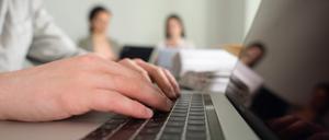 ARCHIV - 03.06.2019, Berlin: Ein Mann tippt einem Büro auf der Tastatur eines Laptops. (zu dpa: «Umfrage: Mehrheit lehnt unbegrenzte tägliche Arbeitszeit ab») Foto: Klaus-Dietmar Gabbert/dpa +++ dpa-Bildfunk +++