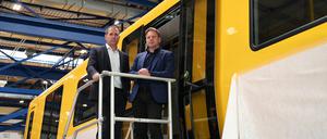 Jure Mikolčić, Geschäftsführer von Stadler Deutschland, und Jan Otto, Erster Bevollmächtigter der IG Metall Berlin, vor einem BVG-Wagen in Arbeit.