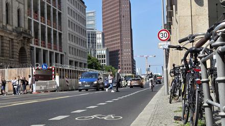 An dieser Stelle der Leipziger Straße hat im März 2024 ein Autofahrer eine Mutter und ihren Sohn getötet, als die beiden die Fahrbahn überquerten.