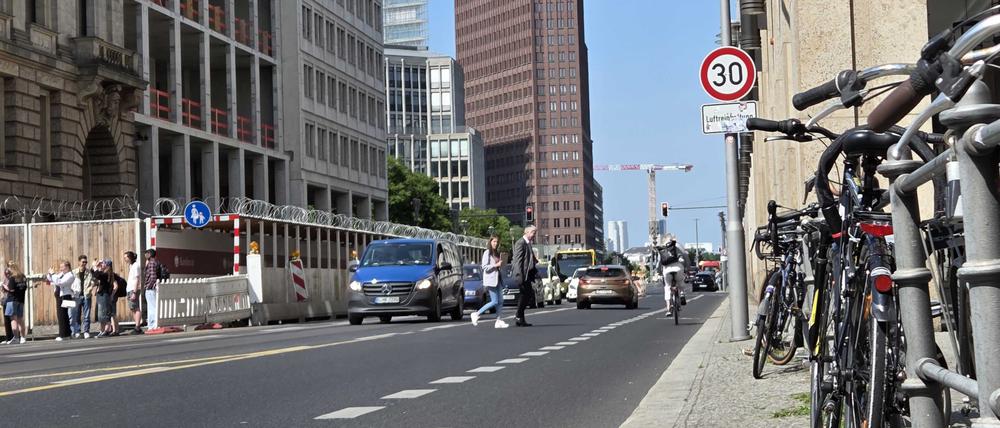 An dieser Stelle der Leipziger Straße hat im März 2024 ein Autofahrer eine Mutter und ihren Sohn getötet, als die beiden die Fahrbahn überquerten.