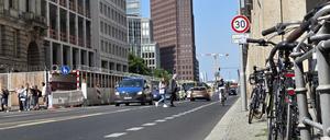 An dieser Stelle der Leipziger Straße hat im März 2024 ein Autofahrer eine Mutter und ihren Sohn getötet, als die beiden die Fahrbahn überquerten.