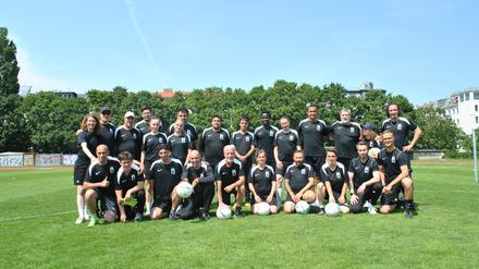 Die Teilnehmer der DFB-Basis-Coach Tandemausbildung mit Champions-League Gewinnerin Kathrin Lehmann. (hintere Reihe, ganz links)