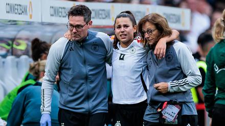 Lena Oberdorf (Mitte) wird mit der Europameisterschaft in der Schweiz das zweite große Turnier in ihrer Karriere verpassen. 
