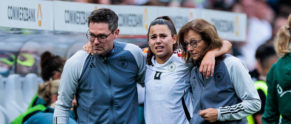 Lena Oberdorf (Mitte) wird mit der Europameisterschaft in der Schweiz das zweite große Turnier in ihrer Karriere verpassen.
