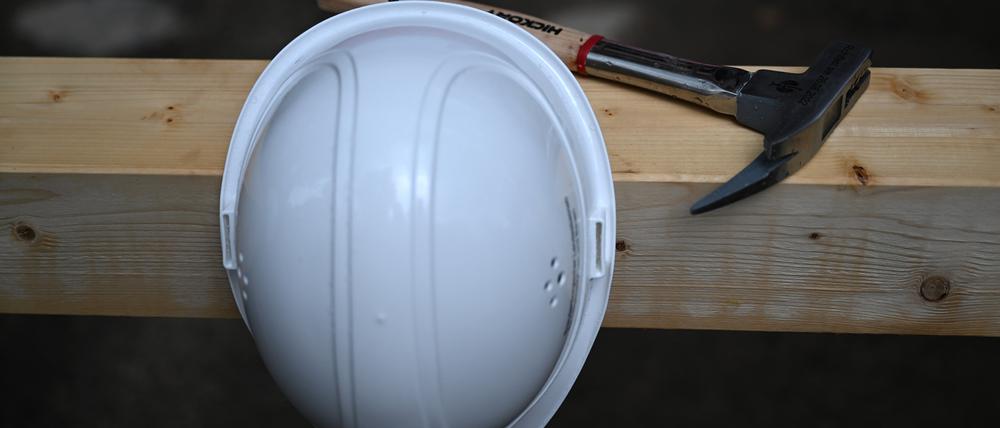 ILLUSTRATION - Bauen? Aber richtig! Wer An- oder Umbauten ohne notwendige Genehmigung errichtet, muss mit üblen Konsequenzen rechnen. (zu dpa: «Wie Behörden Schwarzbauten auf die Spur kommen») Foto: Soeren Stache/dpa/dpa-tmn - Honorarfrei nur für Bezieher des dpa-Themendienstes +++ dpa-Themendienst +++
