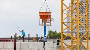 Bauarbeiter arbeiten an einem Rohbau für Eigentumswohnungen im Stadtteil Ehrenfeld.