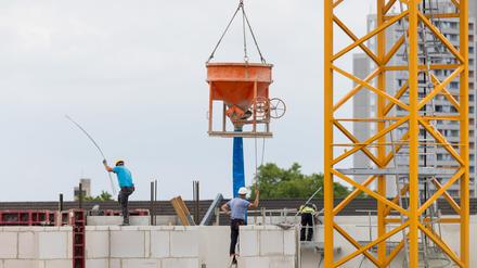 Bauarbeiter arbeiten an einem Rohbau für Eigentumswohnungen im Stadtteil Ehrenfeld.