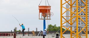 Bauarbeiter arbeiten an einem Rohbau für Eigentumswohnungen im Stadtteil Ehrenfeld.