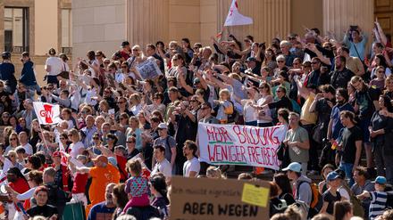 Die SPD/BSW-Koalition in Brandenburg will angesichts von Protesten im Fall steigender Steuereinnahmen mehr Geld für Schulen ausgeben. (Archivbild)