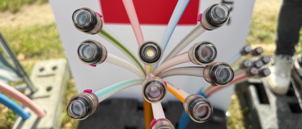 Glasfaserbauer OXG lud am 16. Juni 2025 zum ersten Spatenstich auf den Begonienplatz in Berlin-Lichterfelde.