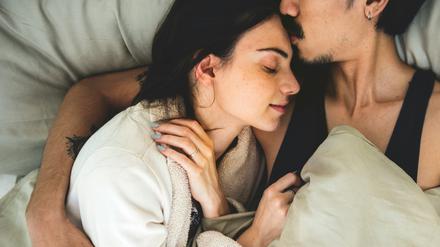 Immer mehr Paare teilen das Bett, aber nicht mehr die Lust. Was das für die Beziehung bedeutet, zeigt ein Blick in die Forschung.