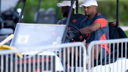 Vincent Kompany kommt im Golfcart zum Training.