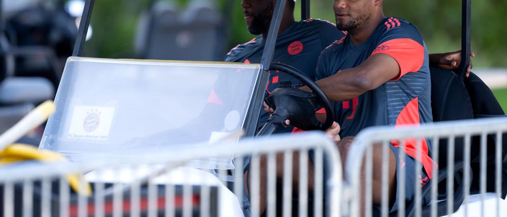 Vincent Kompany kommt im Golfcart zum Training.
