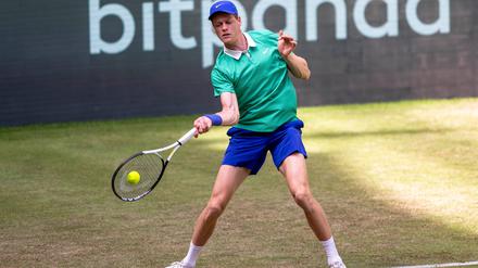 Jannik Sinner steht beim Turnier in Halle im Achtelfinale.