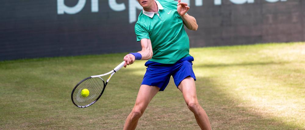 Jannik Sinner steht beim Turnier in Halle im Achtelfinale.