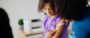 Empfohlen wird die HPV-Impfung für Mädchen, seit 2018 auch für Jungen, im Alter von neun bis 14 Jahren.