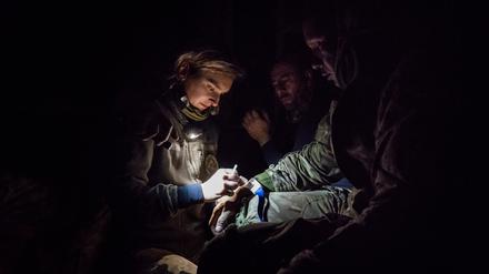 Dieses Bild einer Sanitäterin, die einen verwundeten ukrainischen Soldaten behandelt, stammt aus dem Jahr 2022.